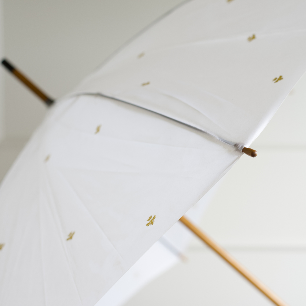 Wedgewood Bee insignia White Umbrella 1 | Wedgewood Nougat